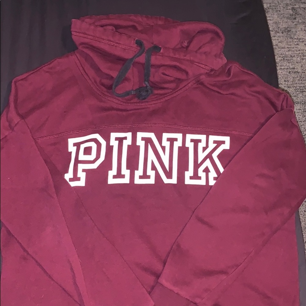 Crop top sweatshirt with wide neck.